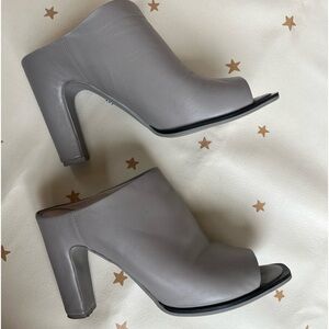 Grey leather Kenneth Cole mules